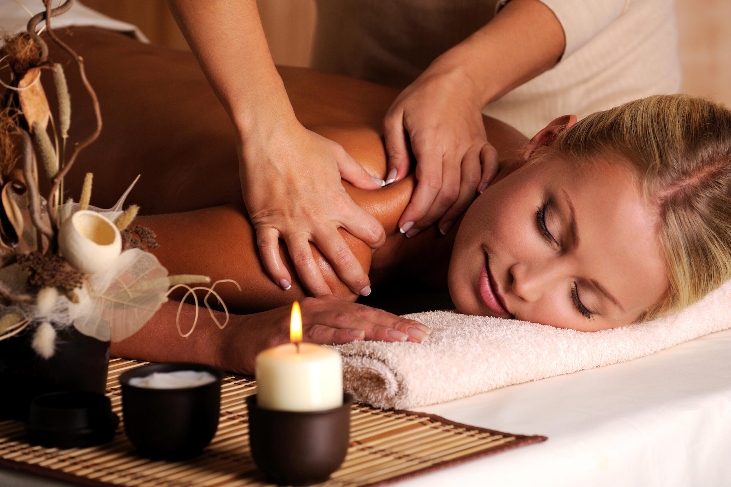 ochil-hills-masseur-doing-massage-female-shoulder-beauty-salon
